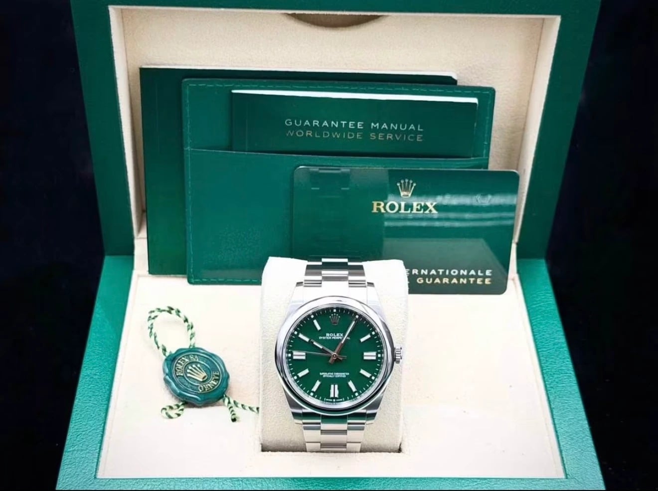 Rolex Oyster Perpetual 41 124300, front