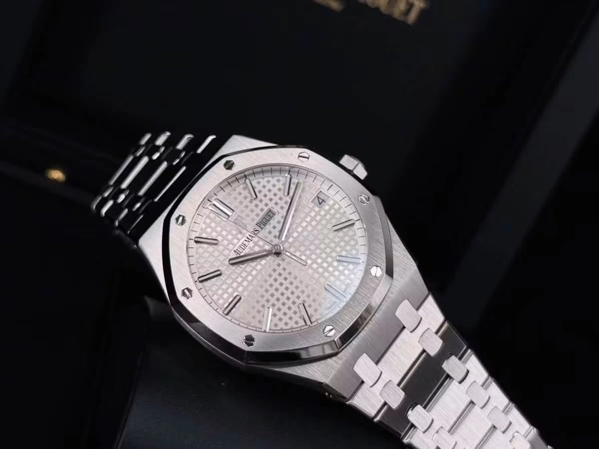 Audemars Piguet Royal Oak Selfwinding 15500ST, photograph 1