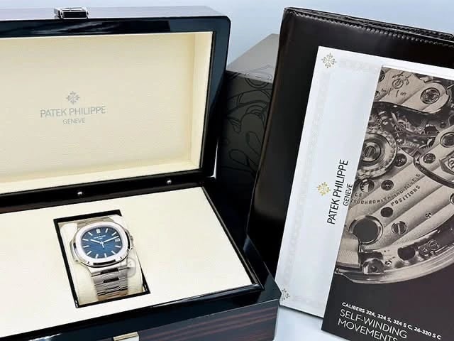 Patek Philippe Nautilus 5811, photograph 1