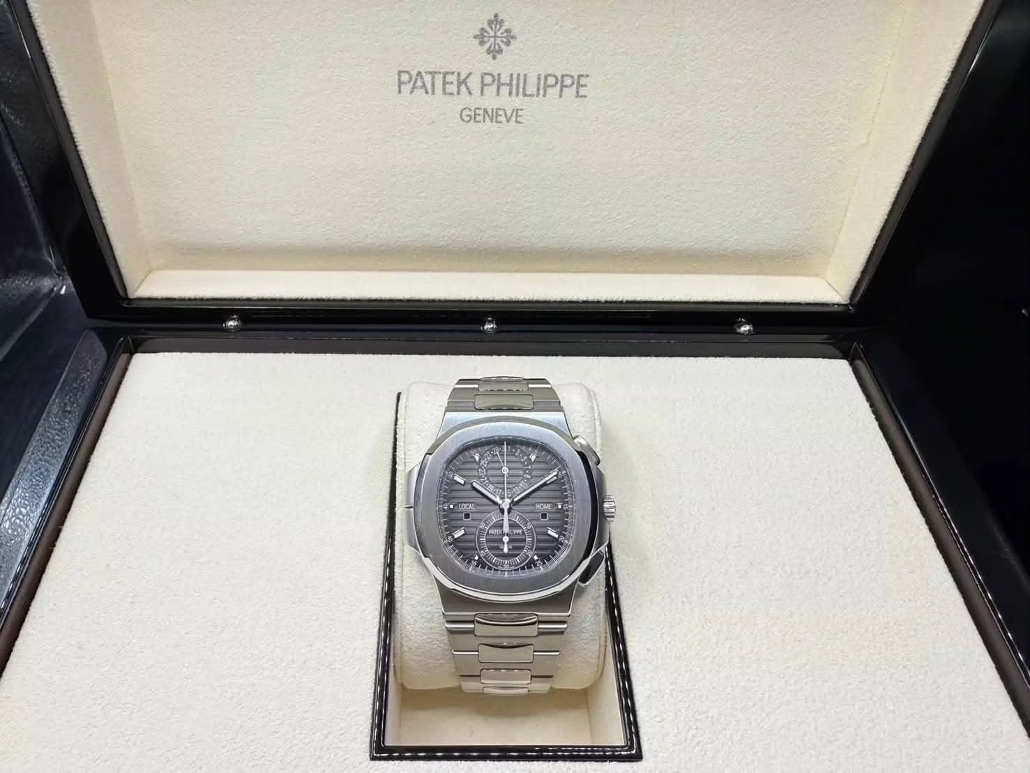 Patek Philippe Nautilus 5990/1A, photograph 1